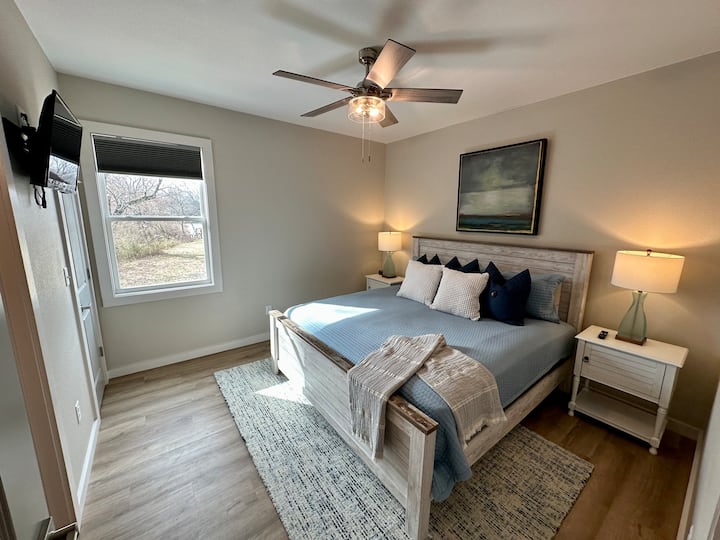 ห้องนอนใหญ่เตียงคิงไซส์ เครื่องเสียงทีวี (Hulu Live) ตู้เสื้อผ้าห้องน้ำส่วนตัว 