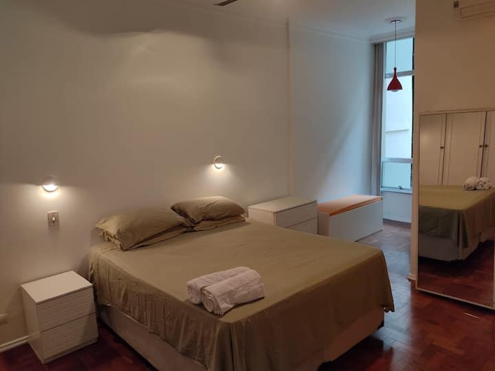 Habitación con 1 cama tamaño queen y aire acondicionado dividido