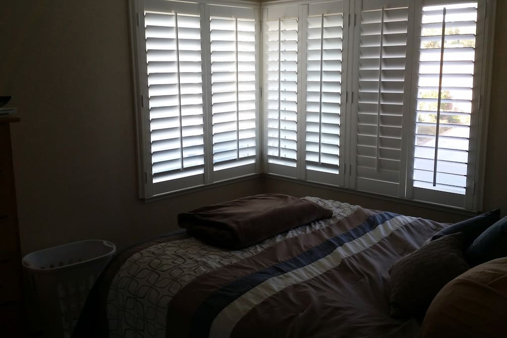 Guest room with queen bed