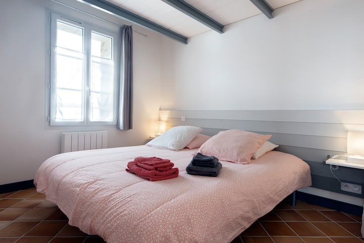 1 легло с широчина 180 см, възможност за 2 легла, отделени с 90 см 