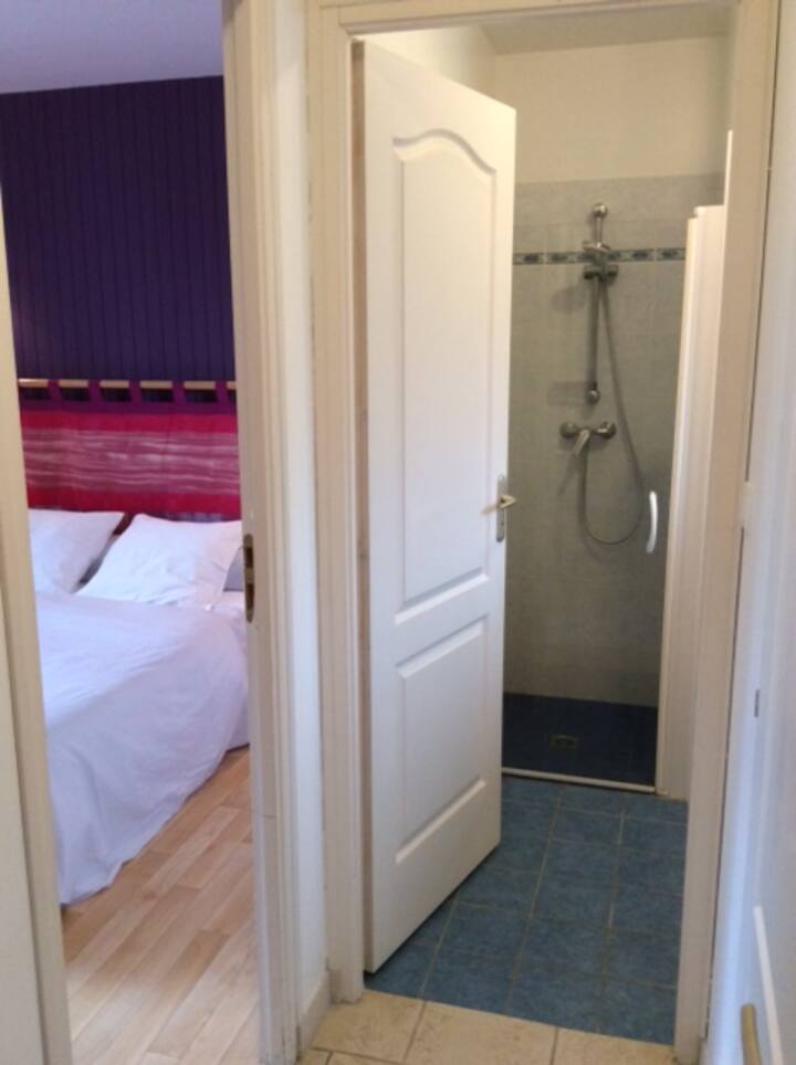 חדר שינה בקומת הקרקע עם 140 מיטות וחדר רחצה צמוד. 