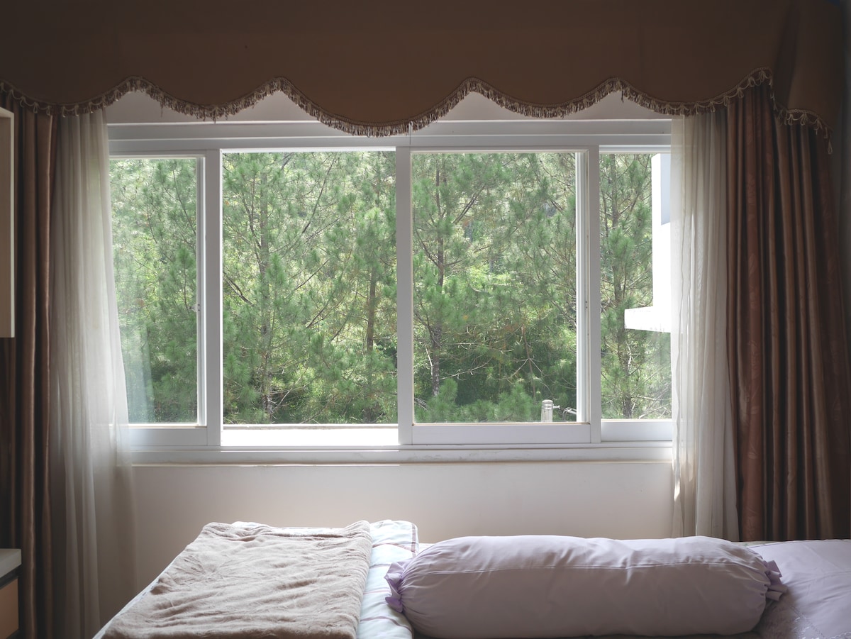 Საძინებელი მეორე სართულზე.