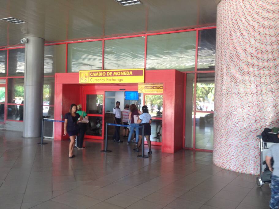 Cambio de Moneda a la derecha de Puerta de Salida, Aeropuerto La Habana / Currency Exchange, right from Exit gate,Havana Airport