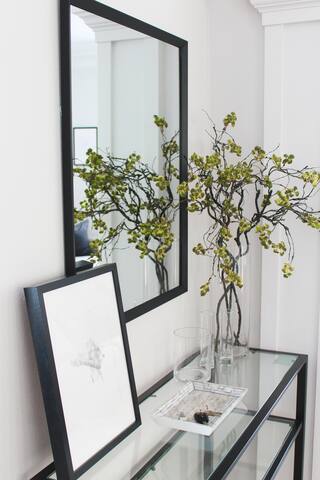 Modern Home in SE walk to Hawthorne & Division gallery image 2