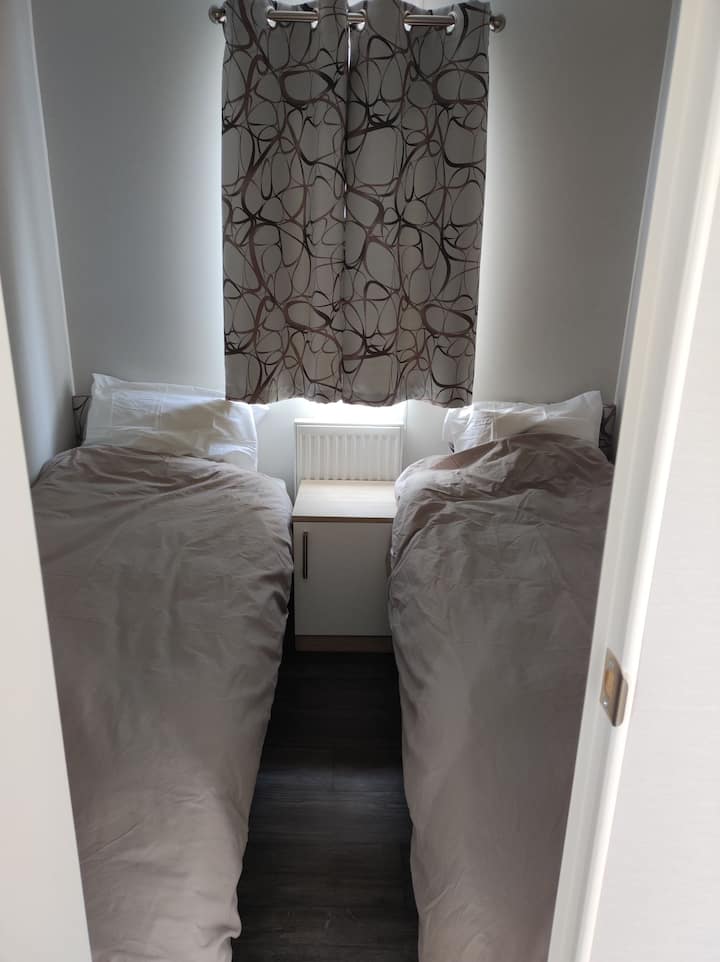 Habitación con 2 camas individuales con mucho espacio de cierre.