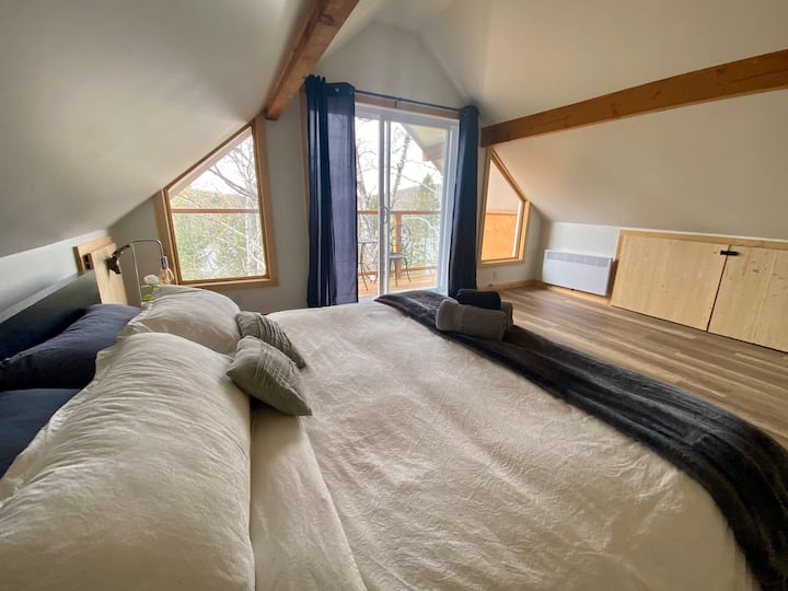 Master bedroom with stunning views -king bed