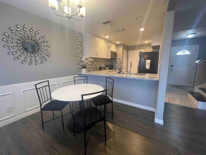 2 Bed 2.5 Bath Townhouse With Private Parking.