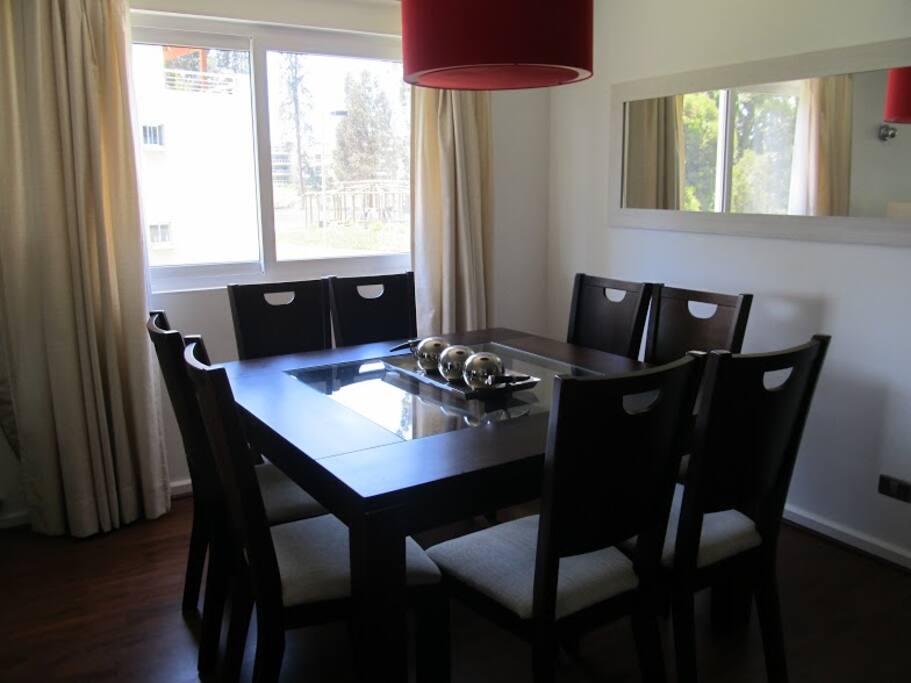 Amplio comedor para 8 personas