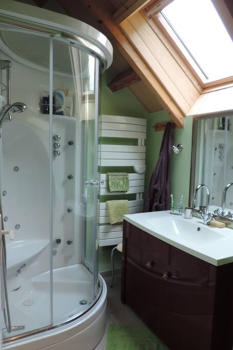 Salle d'eau avec cabine douche.