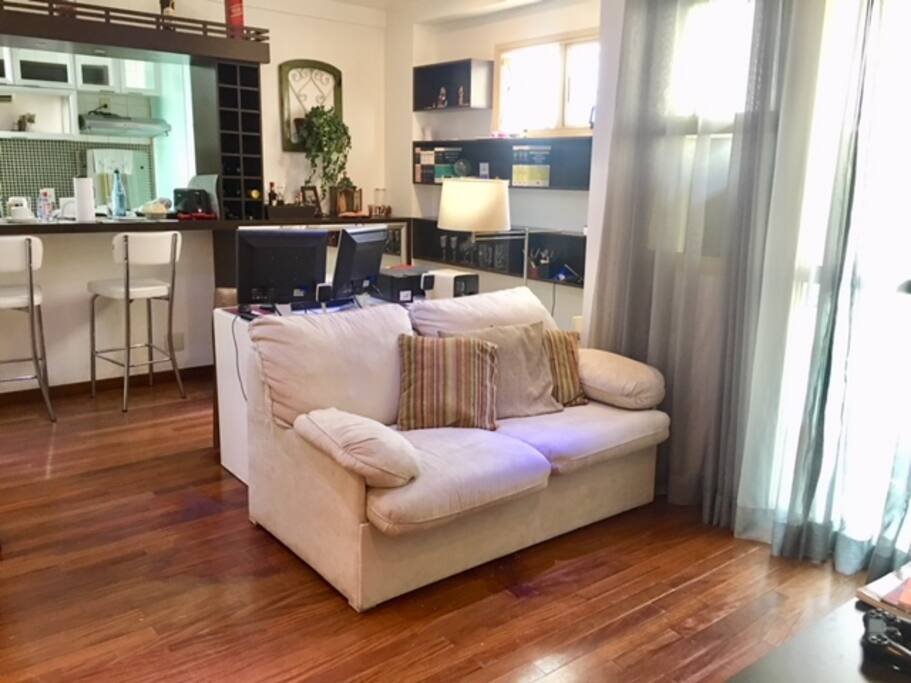 Sofá cama fechado da sala de estar