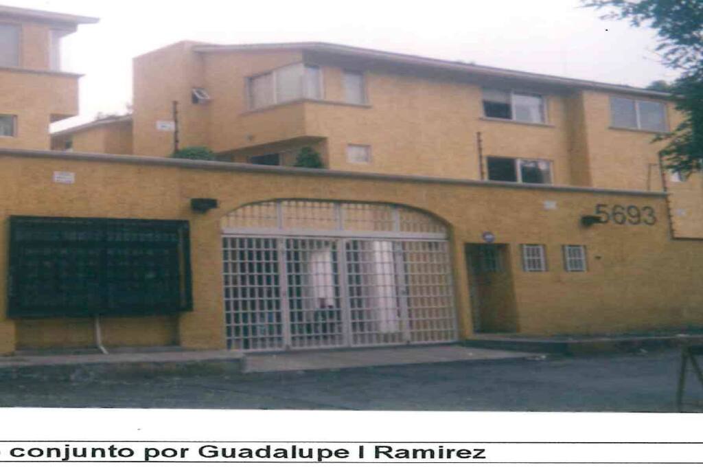 Acceso principal por Guadalupe I Ramírez