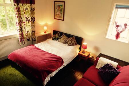 Large room with garden view, close to City centre