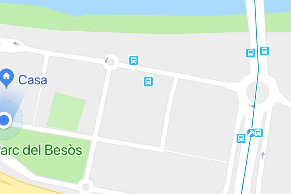 Paradas de bus y tranvía al centro. Espacios verdes y zona peatonal. Muy bien comunicado.