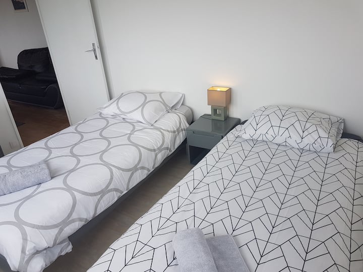 غرفة النوم 2 مع سريرين فرديين من 90.