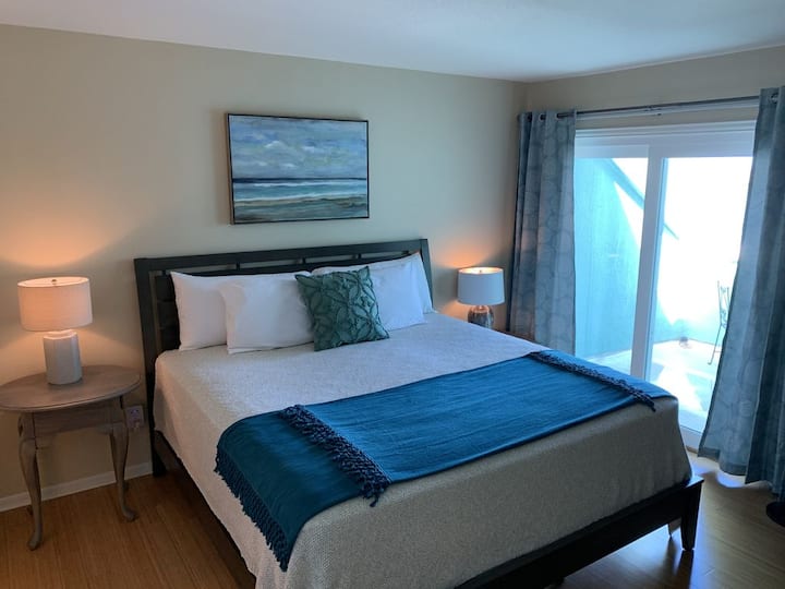 غرفة نوم رئيسية مع مرتبة وسادة جديدة تمامًا وشرفة خاصة