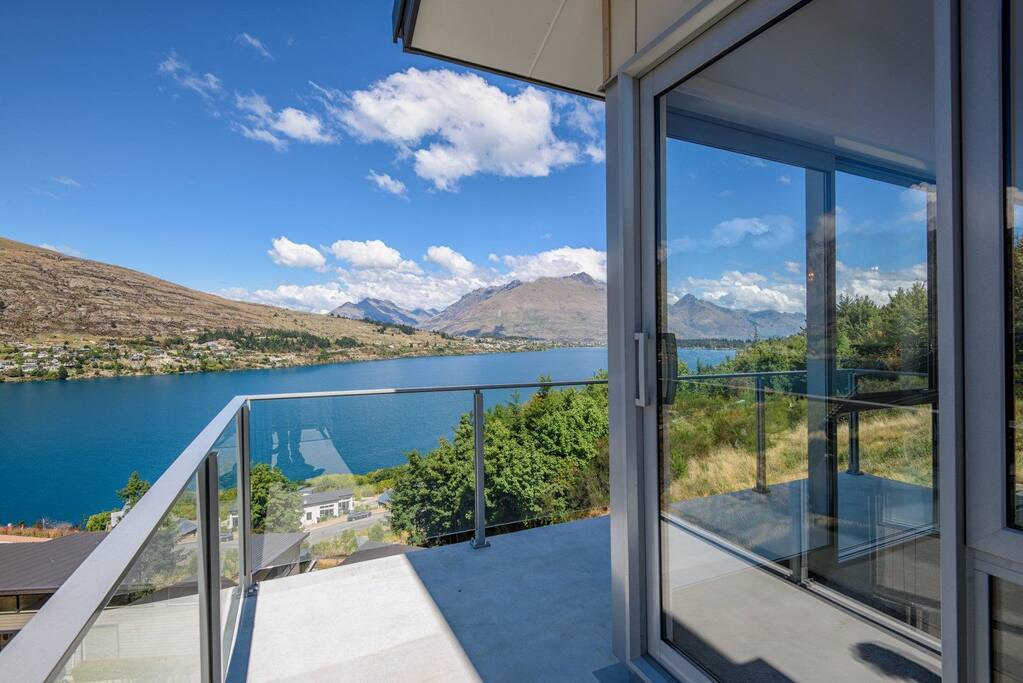 Balcony overlooking Lake Whakatipu