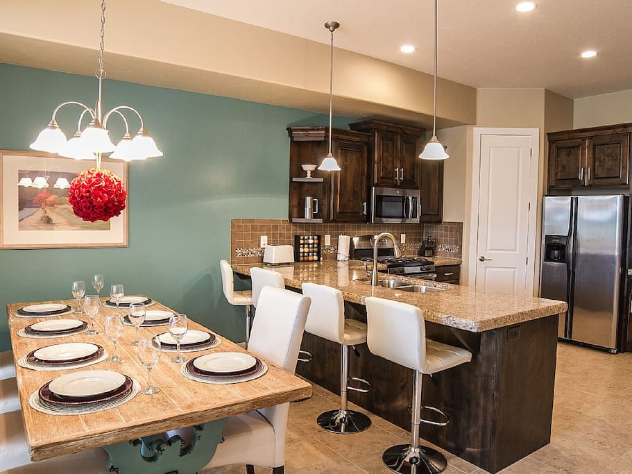 Gorgeous dining and kitchen area
