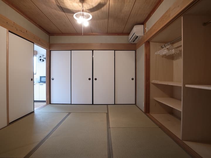 Това е стара сграда, но е уютно място.