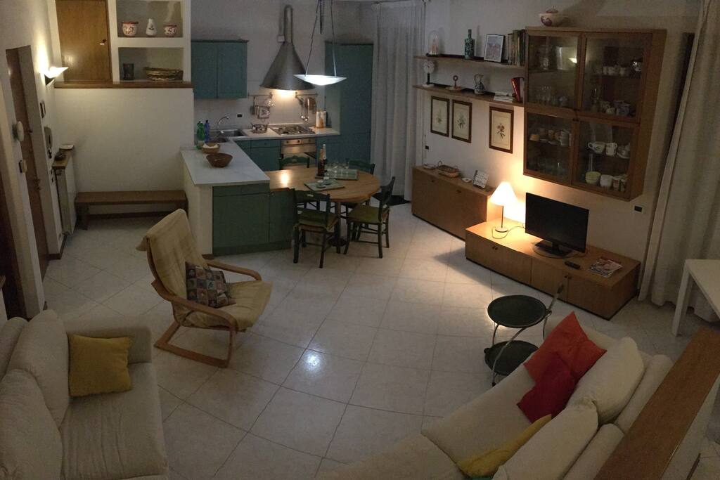 La cucina con la sala