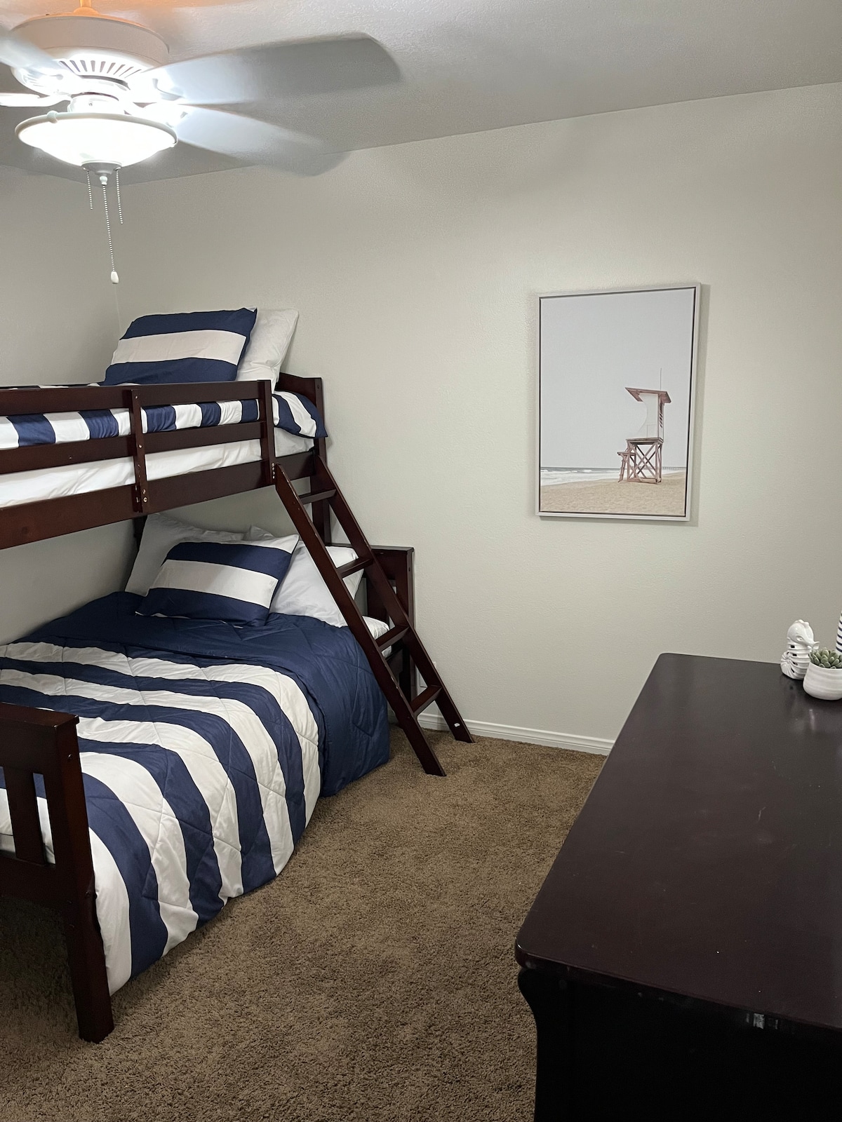 Bungalov na prízemí: poschodové postele (oddelené postele nad manželskou posteľou) spolu so šatami a stojanom