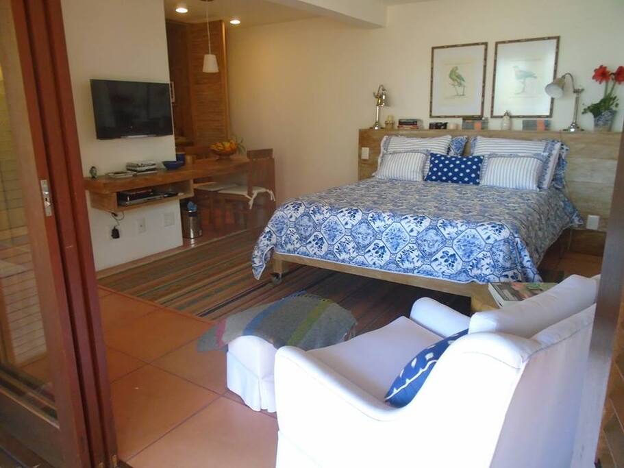 quarto com banheiro, cozinha, cama e tv a 10 minutos do centrinho da lagoa da conceição