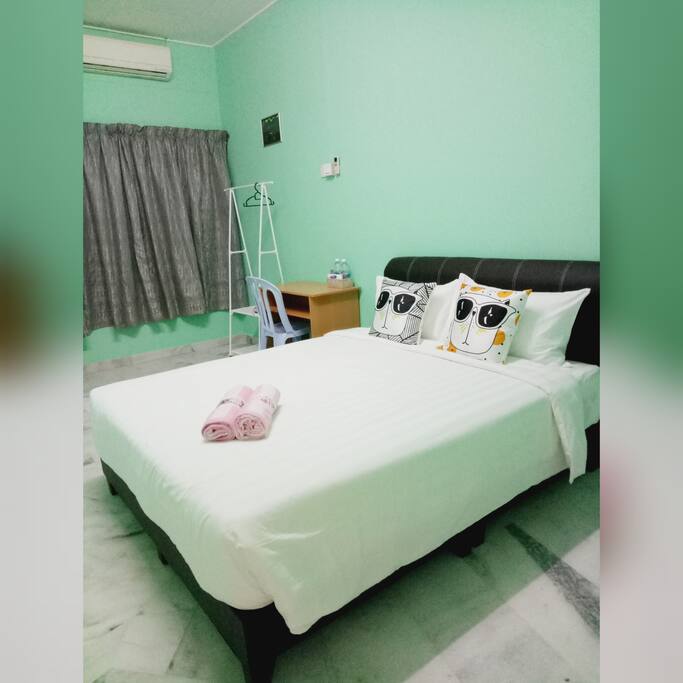 1 QUEEN BED