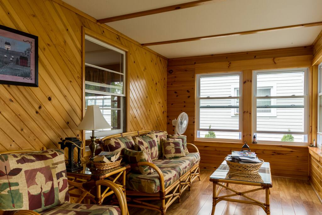 Additional picture of enclosed Lakeside porch