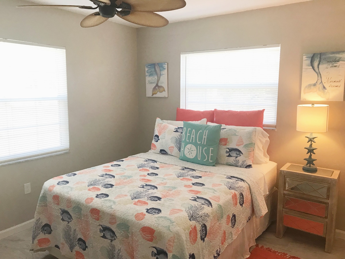 ¡Segundo dormitorio con cama tamaño queen y su propio televisor con palos de fuego!