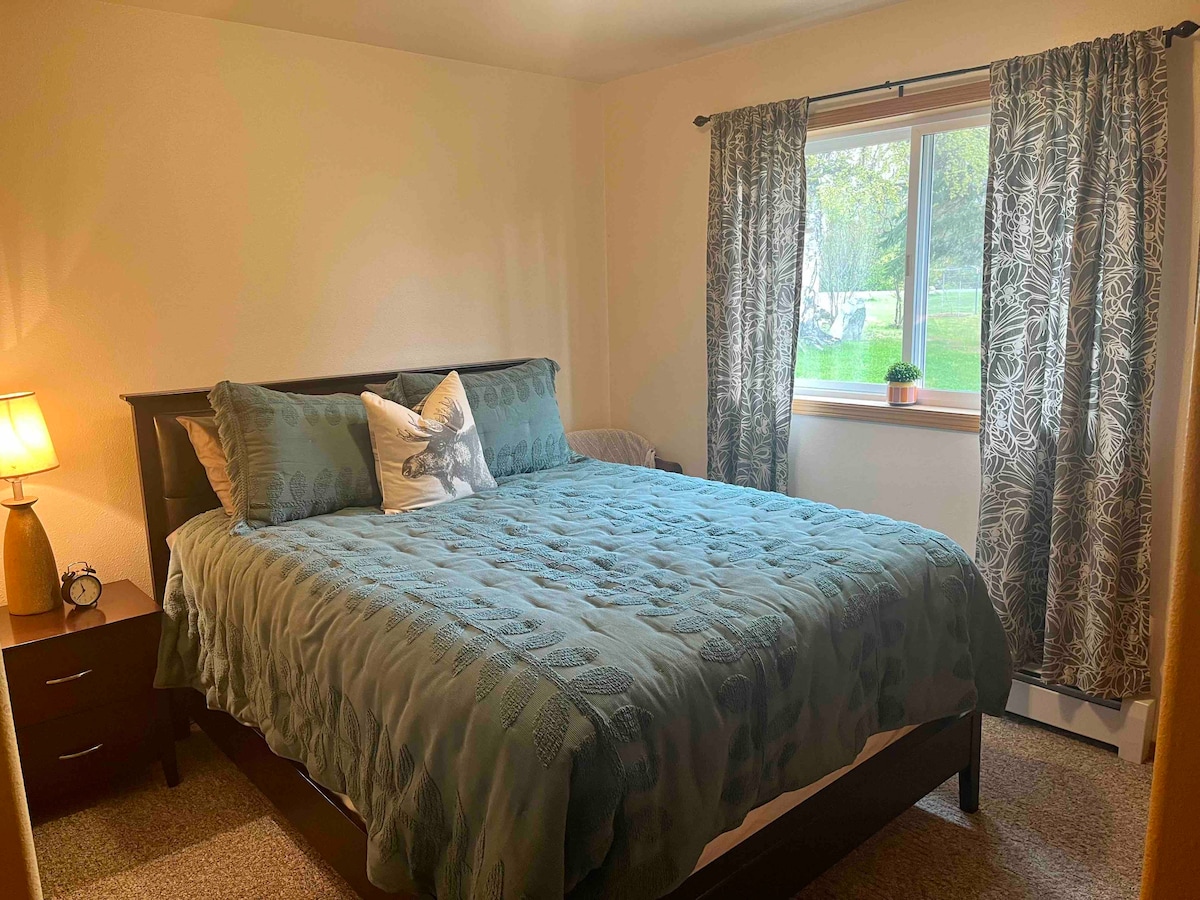 Гостинска соба на прво ниво, целосна бања спроти ходникот. 