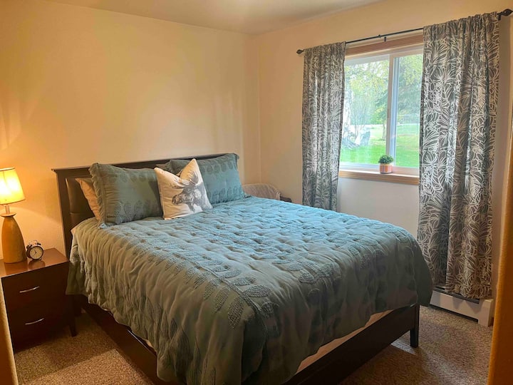 Gostinjska soba na prvoj razini, kupaonica preko puta hodnika. 