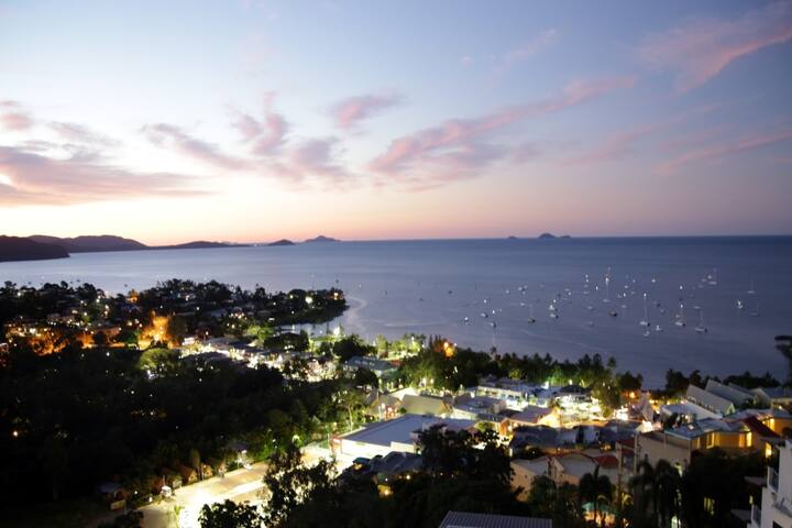 PENTHOUSE STUDIO WITH OCEAN VIEWS, POOL & WIFI