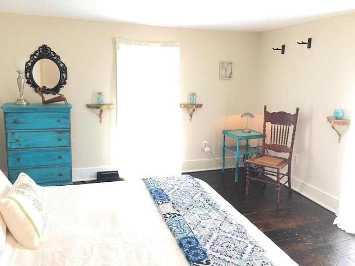 楼上...
4号卧室
1张双人床+ 1张折叠床