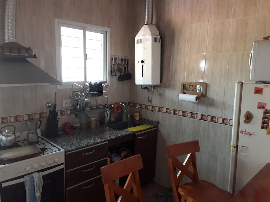 Cocina renovada a nueva con barra desayunador, cocina, secaplatos, heladera, calefon a gas, pava electrica y mucho mas.