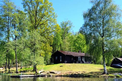 Idyllic cottage on beach plot