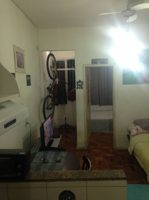 a bike e opcional pode ficar no bicicletario do predio, area com janela e varal