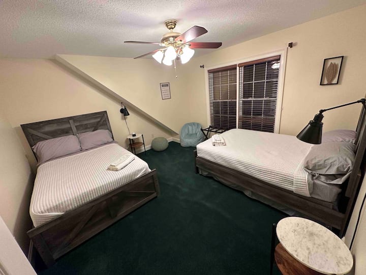 Udobnost i prostor: opustite se u ovoj udobnoj zajedničkoj sobi — idealnoj za druženje i opuštanje nakon dana provedenog u prirodi