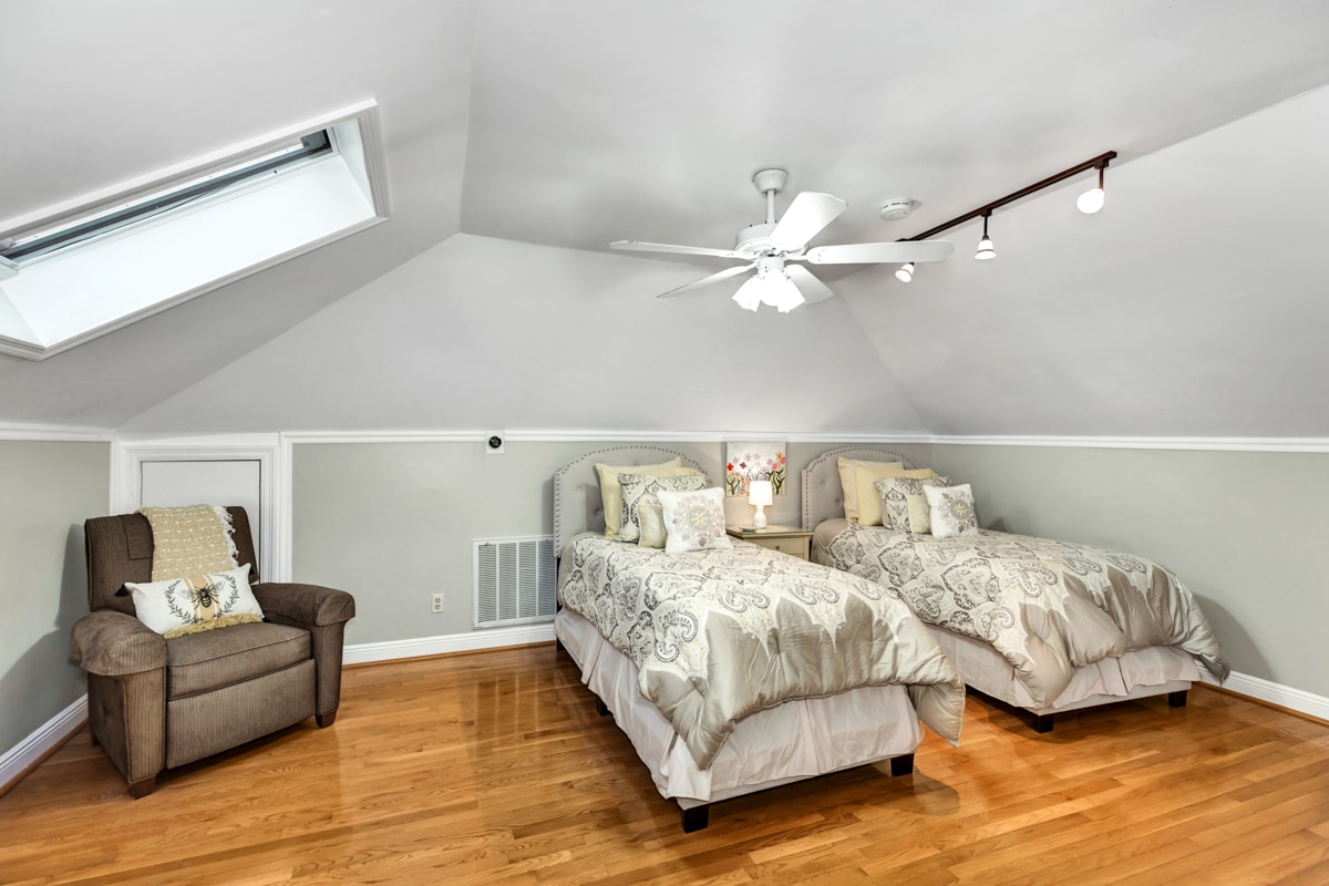 Dhomë në katin e sipërm me dy krevate dopio (Dhomë bletësh)