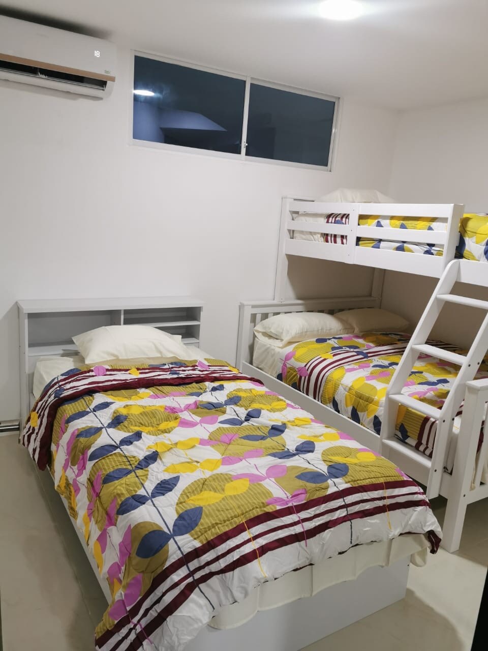 Dhoma e tretë me ndarje dhe dollap. 