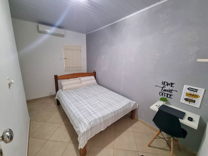 Стая 02

Двойно легло.
Разделен климатик
Работна станция със стол и маса.
Прозорец към външния коридор.