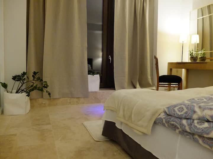 Jedinečná spálňa s krásnym oknom