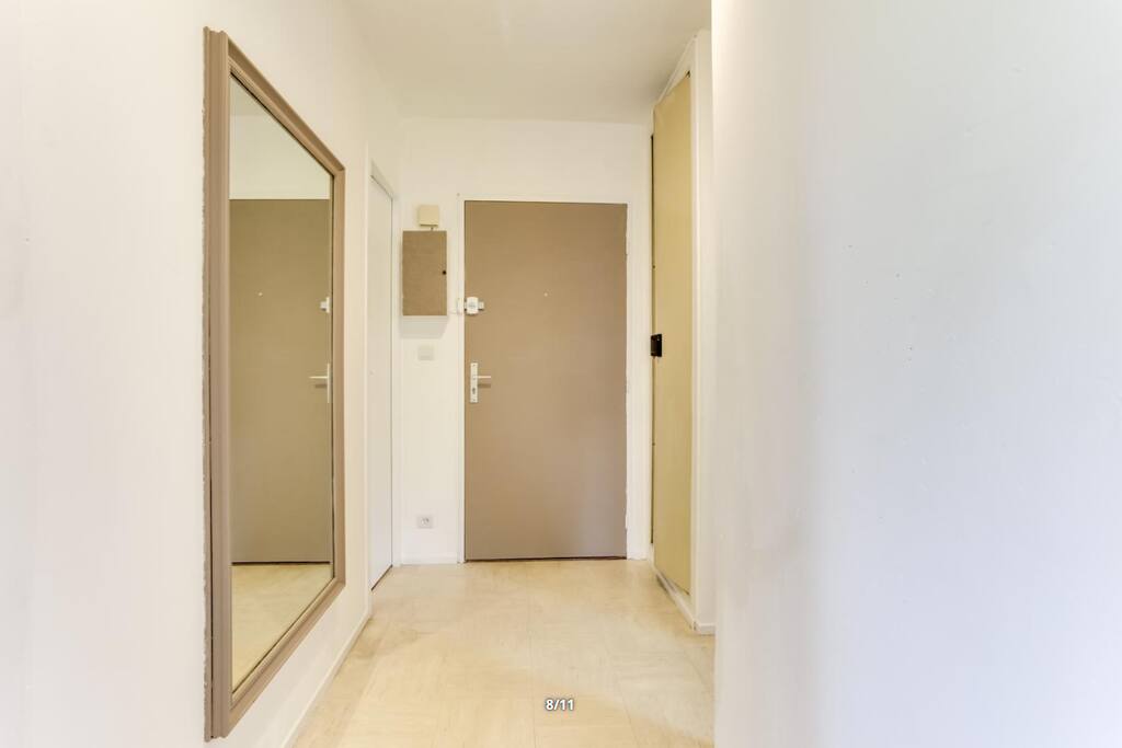 Couloir donnant sur les pieces commune (cusiine, salle de bain, salon) et la chambre privé