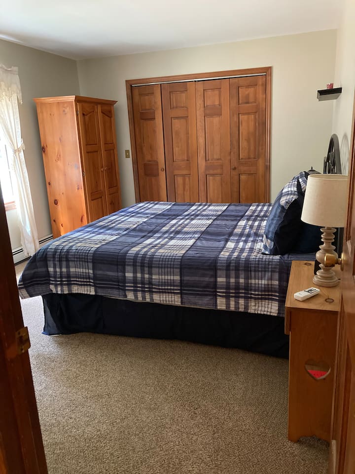 Брачен кревет (широк 150-179 см), доволно простор во плакарот и гардеробер.  