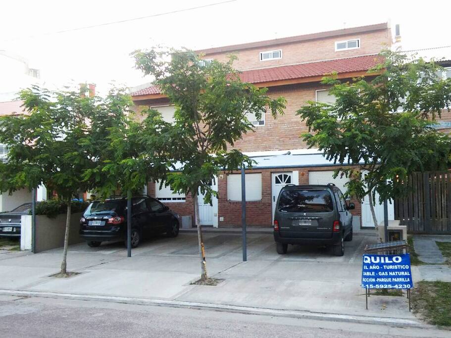Frente del duplex con estacionamiento techado