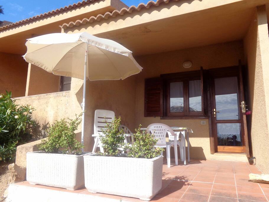 Il porticato, all'ombra, dove si può mangiare guardando lo splendido panorama, fino al mare