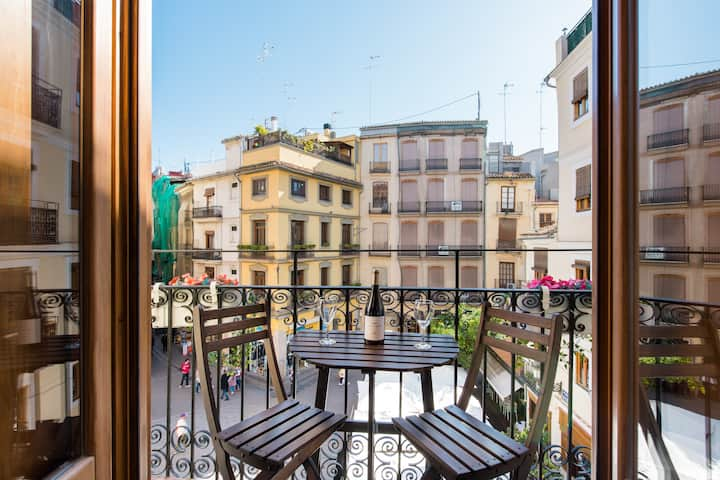 Sunny, New Home Overlooking Vibrant Plaza in Ciutat Vella