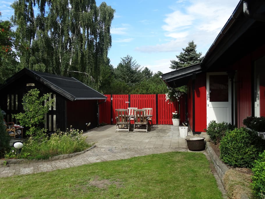 Solskinsterrasse mellem hovedhuset og stuehuset "Pusle" med plads til 4 ekstra overnattende