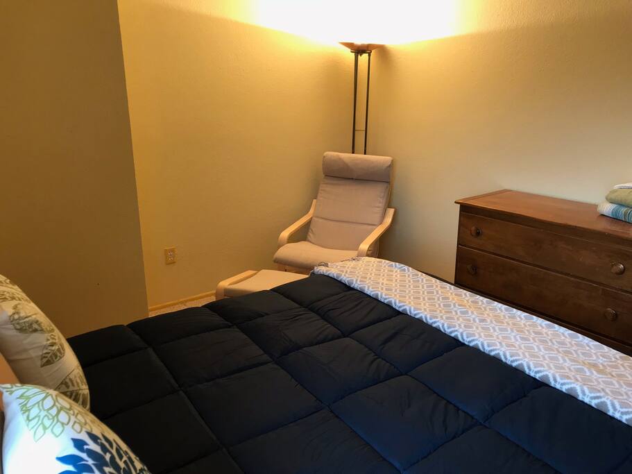 Queen Bed & Chair w/Ottoman