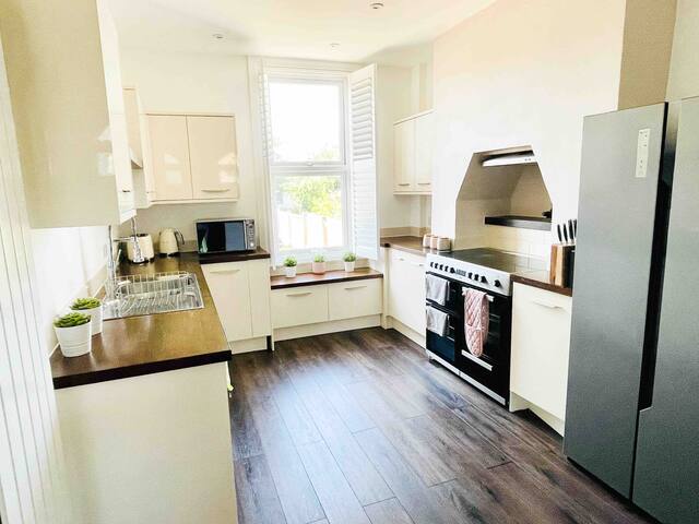 Beautiful & luxurious 6 bedroom home in London gallery image 3