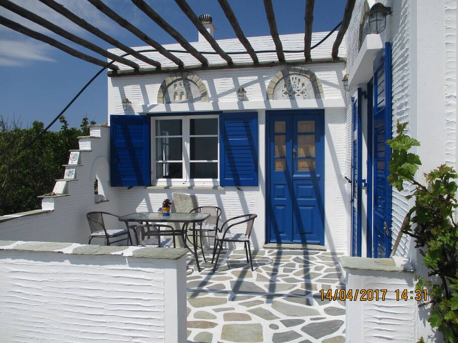 Όψη του σπιτιού με το πλακόστρωτο αίθριο