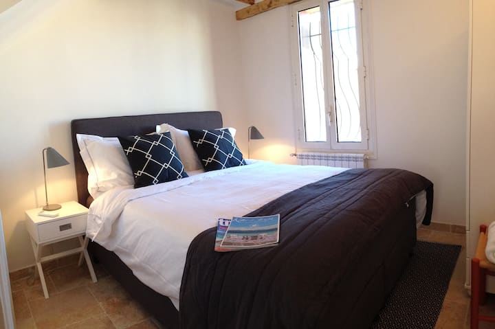 Chumba cha wageni kilicho na kitanda cha ukubwa wa kifalme, kilicho na AC. Unaangalia mji wa zamani 